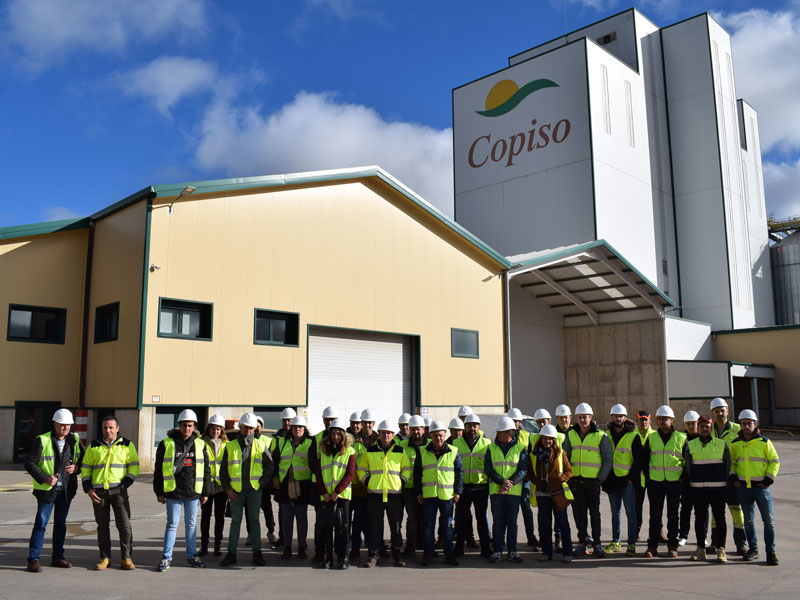 Socios del grupo APAG en las instalaciones del complejo industrial de Valcorba de Copiso