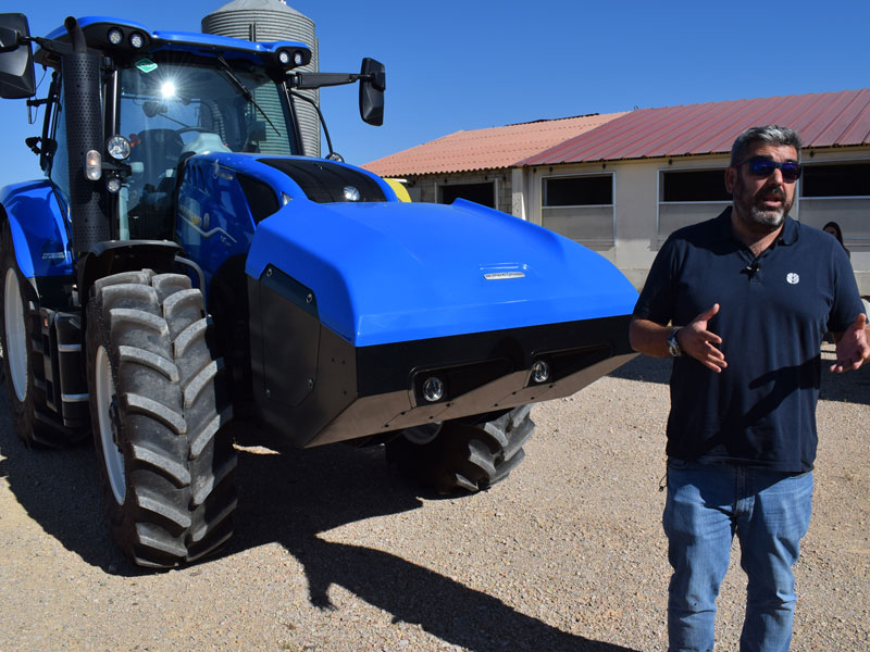 La marca New Holland ha hecho una demostración de trabajos agrícolas con un tractor de gas
