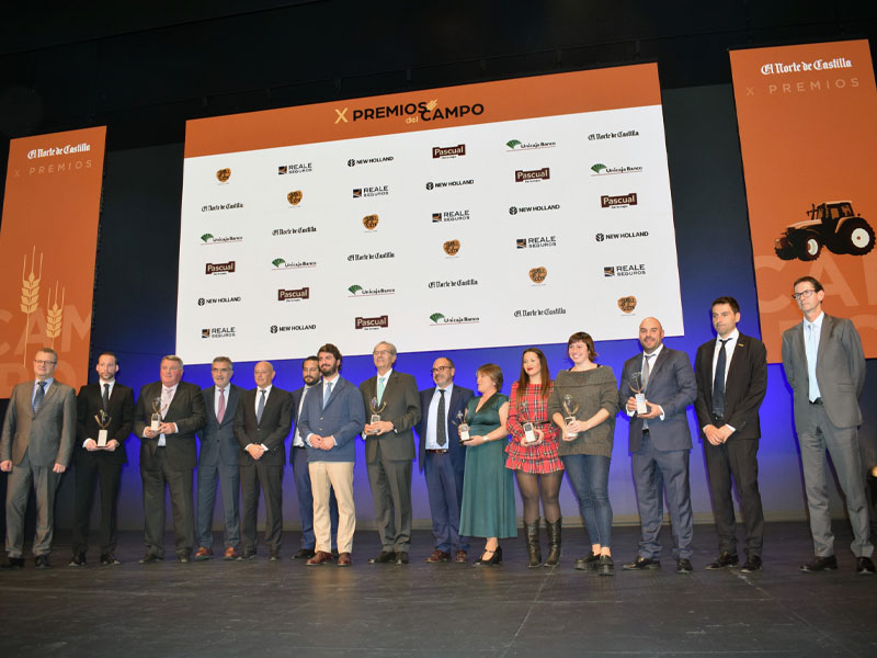 Los premiados junto con los organizadores y patrocinadores de los X Premios del Campo